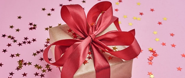 Caja de regalo con lazo y confeti, banner web