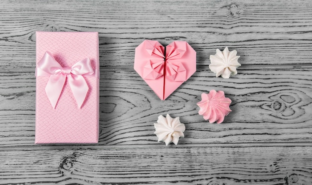 Caja de regalo con lazo y corazón de papel. Regalo romántico