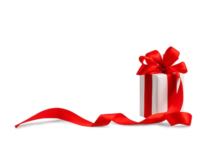 Foto caja de regalo con un lazo hecho de cinta de raso roja aislar sobre un fondo blanco.