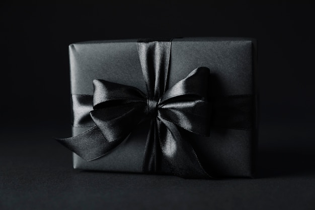 Caja de regalo con lazo negro sobre negro