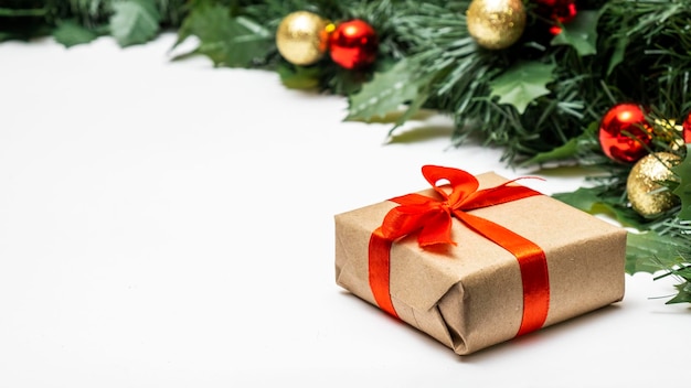 Caja de regalo con un lazo rojo en fondo blanco de fondo navideño Espacio para copiar