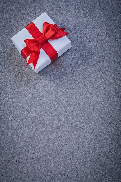 Caja de regalo con lazo rojo.
