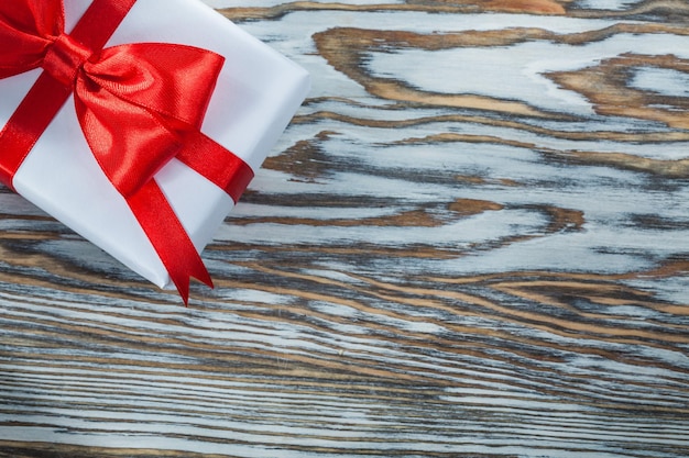 Caja de regalo y lazo rojo.