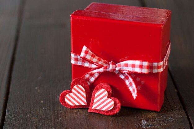 Caja de regalo con lazo rojo.