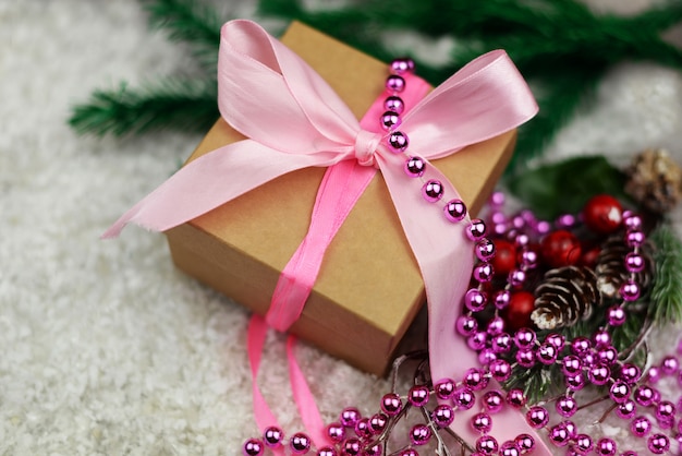 Caja de regalo con lazo rosa y cuentas