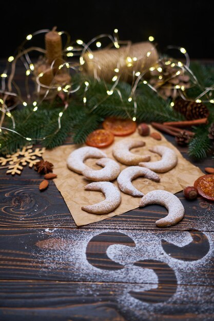 Caja de regalo llena de galletas tradicionales alemanas o austriacas vanillekipferl vainilla kipferl