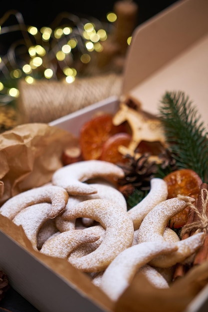 Caja de regalo llena de galletas tradicionales alemanas o austriacas vanillekipferl vainilla kipferl