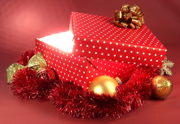 Caja de regalo con luz brillante en rojo