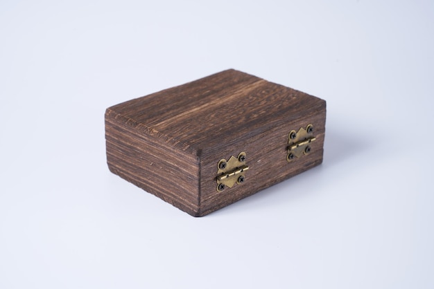 Una caja de regalo de madera hecha a mano sobre un fondo blanco aislado.
