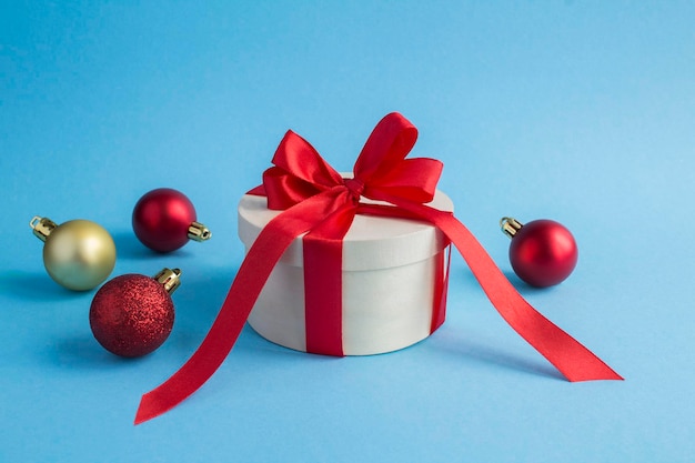 Caja de regalo de madera de Navidad con lazo rojo atado en el fondo azul Espacio CloseupCopy