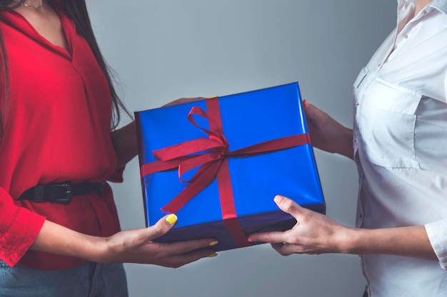 Caja de regalo de mano de dos mujeres