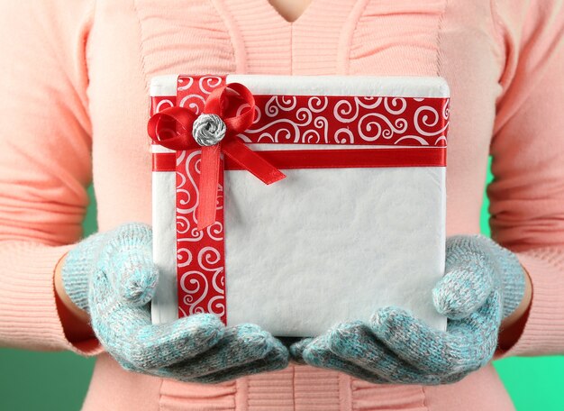 Foto caja de regalo en mano femenina