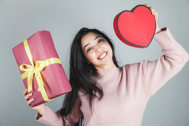 Caja de regalo de mano de mujer feliz con corazón