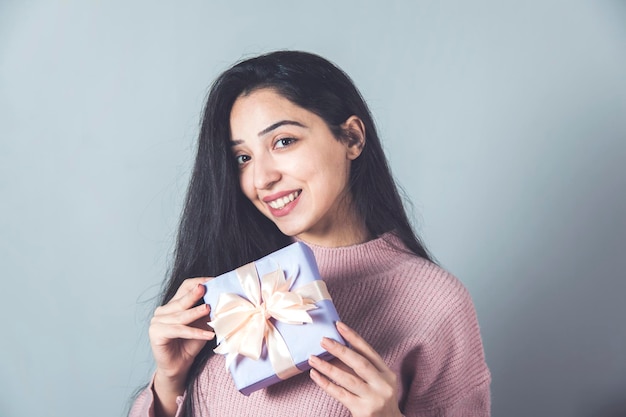 Caja de regalo de mano de mujer feliz