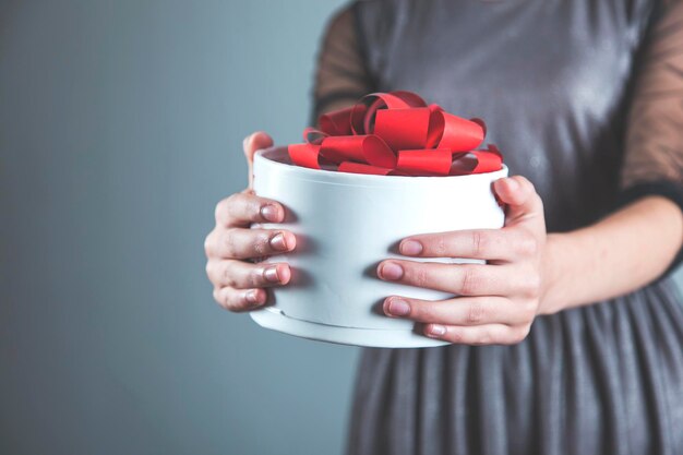 Caja de regalo de mano de mujer