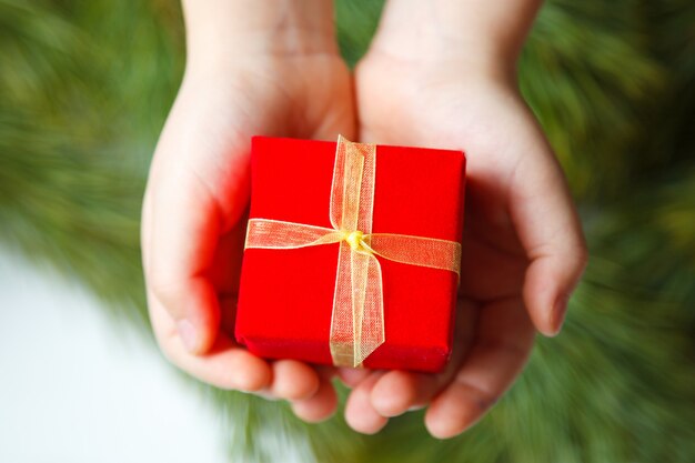 Caja de regalo en mano de niños