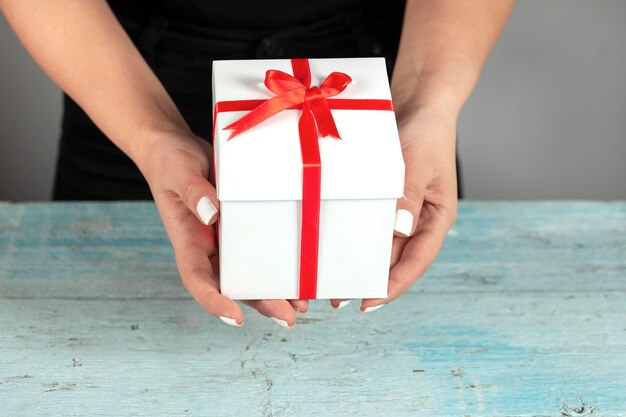 Caja de regalo de manos de mujer