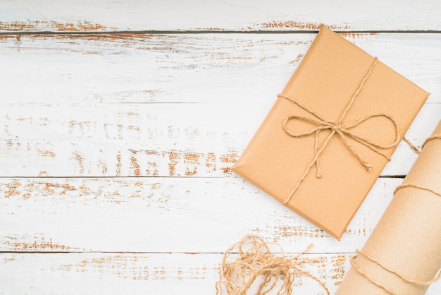Foto caja de regalo marrón envuelta papel de regalo en el fondo de madera