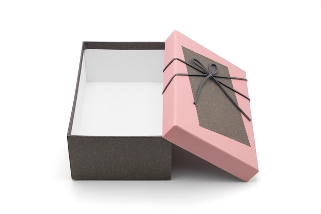 Caja de regalo marrón rosa abierta y lazo de cinta de cuero aislado sobre fondo blanco con trazado de recorte
