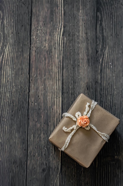 Una caja de regalo marrón con una rosa