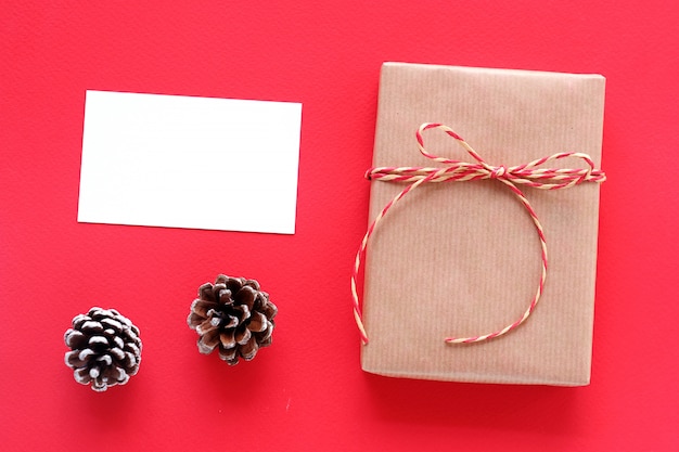 Foto caja de regalo marrón vintage y fondo blanco de cardon de papel blanco, tarjeta de felicitación de navidad