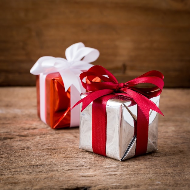 caja de regalo en la mesa de madera