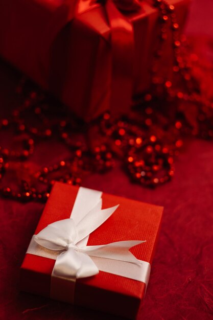 Caja de regalo de mujer romántica con cinta envuelta sobre fondo rojo presente para amada en cumpleaños navidad año nuevo acción de gracias día de san valentín y otras fiestas color de pasión