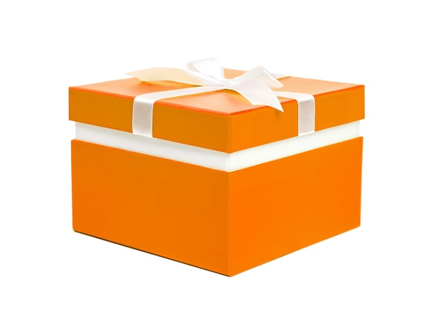 Caja de regalo naranja con lazo de cinta presente de vacaciones aislado sobre fondo blanco.