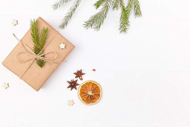 Caja regalo y naranjas secas