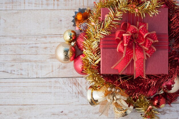 Caja de regalo de Navidad con adornos y bola de color en madera blanca vintage