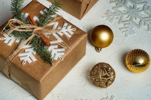 Caja de regalo de navidad con adornos navideños sobre fondo blanco método de año nuevo envuelto ...