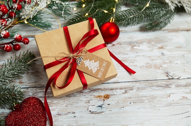 Caja de regalo de navidad y año nuevo sobre un fondo de madera con adornos navideños