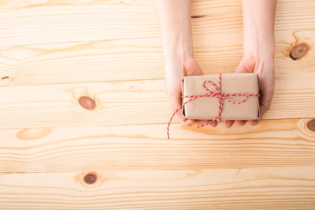 Caja de regalo de Navidad y año nuevo en el tablero de madera.