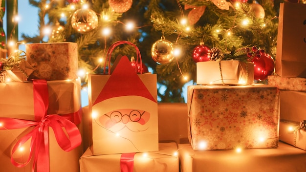 Caja de regalo de Navidad bajo el árbol