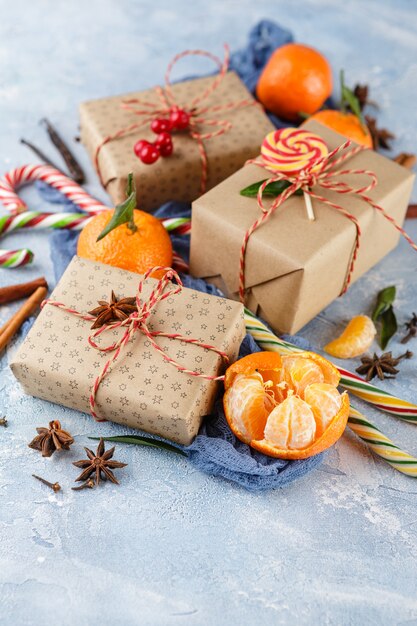 Caja de regalo de navidad, bastón de caramelo, mandarinas