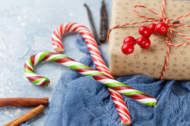 Caja de regalo de navidad, bastón de caramelo, mandarinas