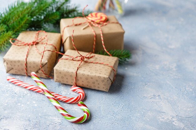 Caja de regalo de navidad, bastón de caramelo y rama de abeto