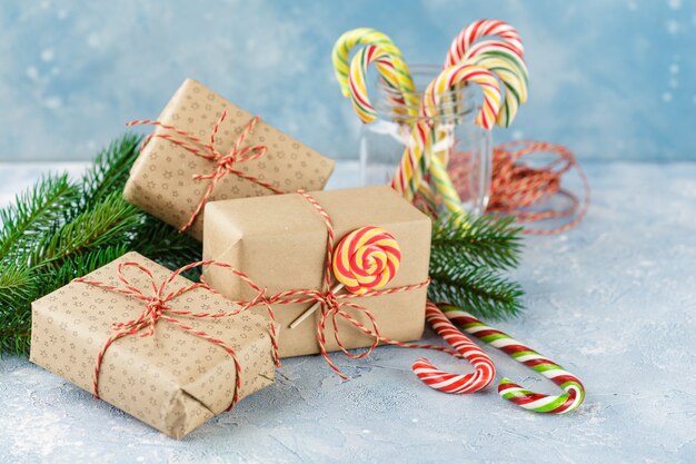 Caja de regalo de navidad, bastón de caramelo y rama de abeto