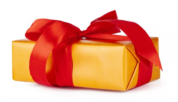 Caja de regalo de Navidad con cinta roja aislada sobre fondo blanco.
