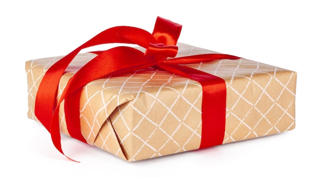 Caja de regalo de Navidad con cinta roja aislado sobre fondo blanco.