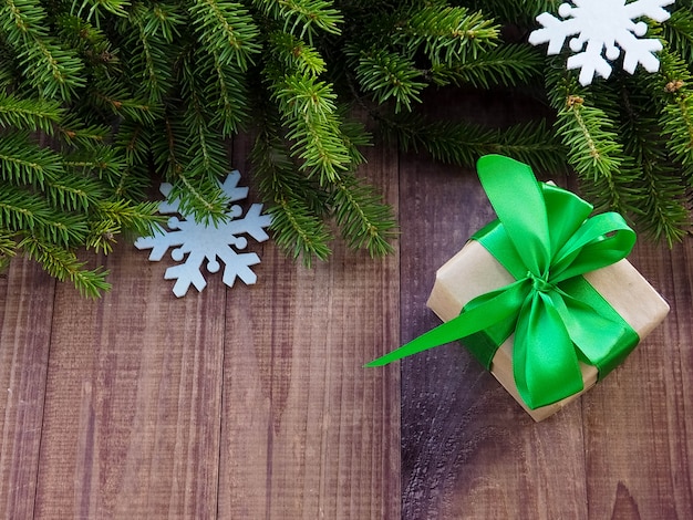 Caja de regalo de navidad con cinta roja sobre madera, regalos de navidad con decoraciones