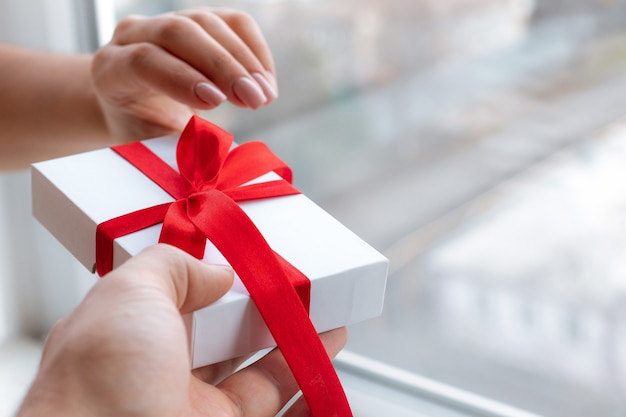 Caja de regalo de Navidad con una cinta roja