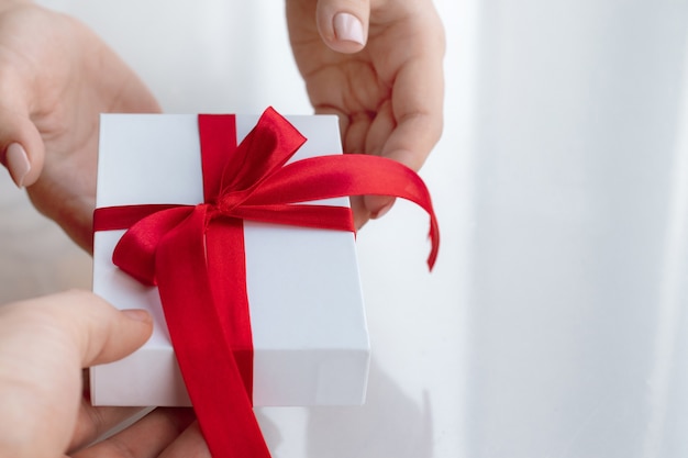 Caja de regalo de Navidad con una cinta roja