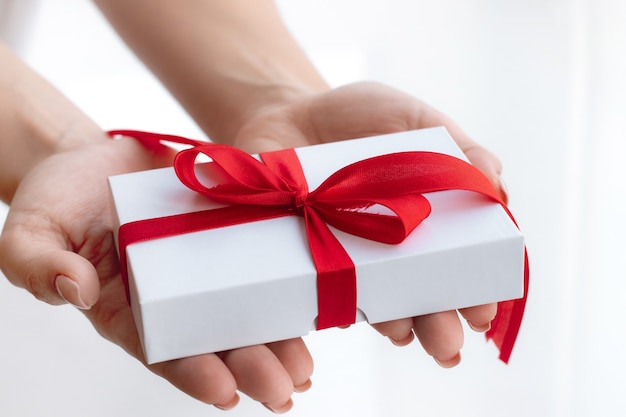 Caja de regalo de Navidad con una cinta roja