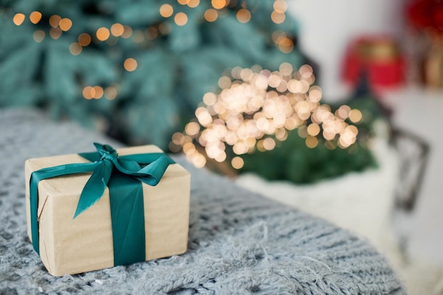 Caja de regalo de Navidad con cinta verde