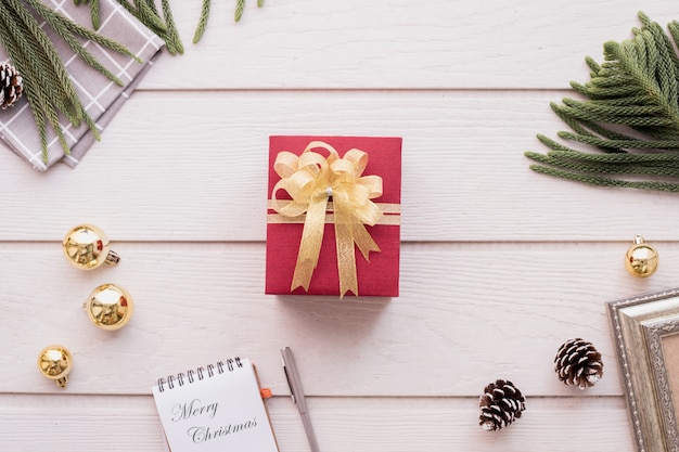 Caja de regalo de la Navidad en la composición de la Navidad en fondo de madera de la textura de la tabla.