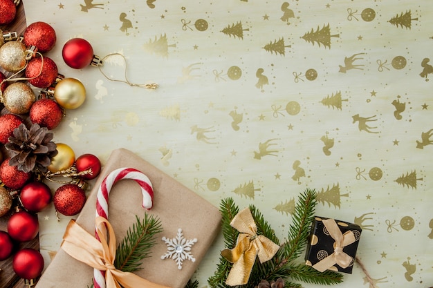 Caja de regalo de Navidad, decoración de alimentos y rama de abeto sobre fondo decorado. Vista superior con espacio de copia