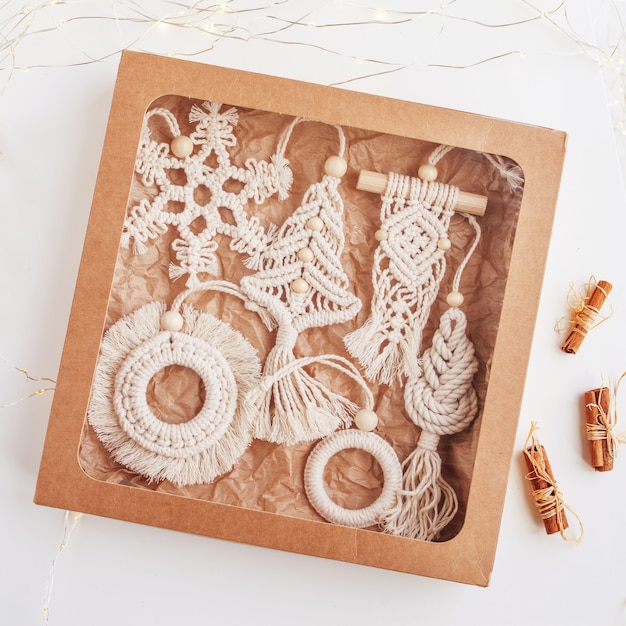 Foto caja de regalo de navidad con decoración ecológica de macramé anillo de árbol de navidad con copo de nieve en estilo macramé