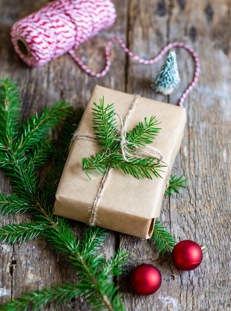 Caja de regalo de navidad con decoración natural y bolas navideñas