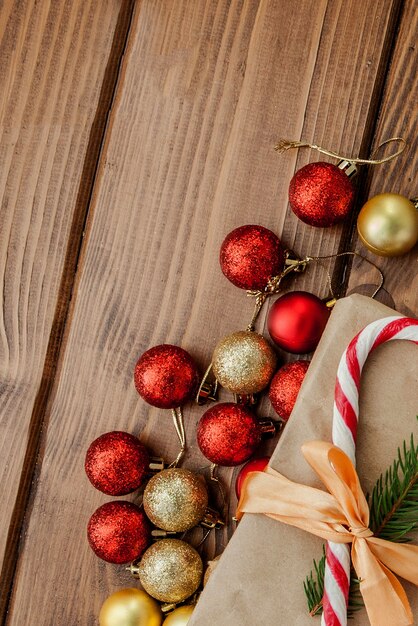 Caja de regalo de Navidad, decoración y rama de abeto en mesa de madera